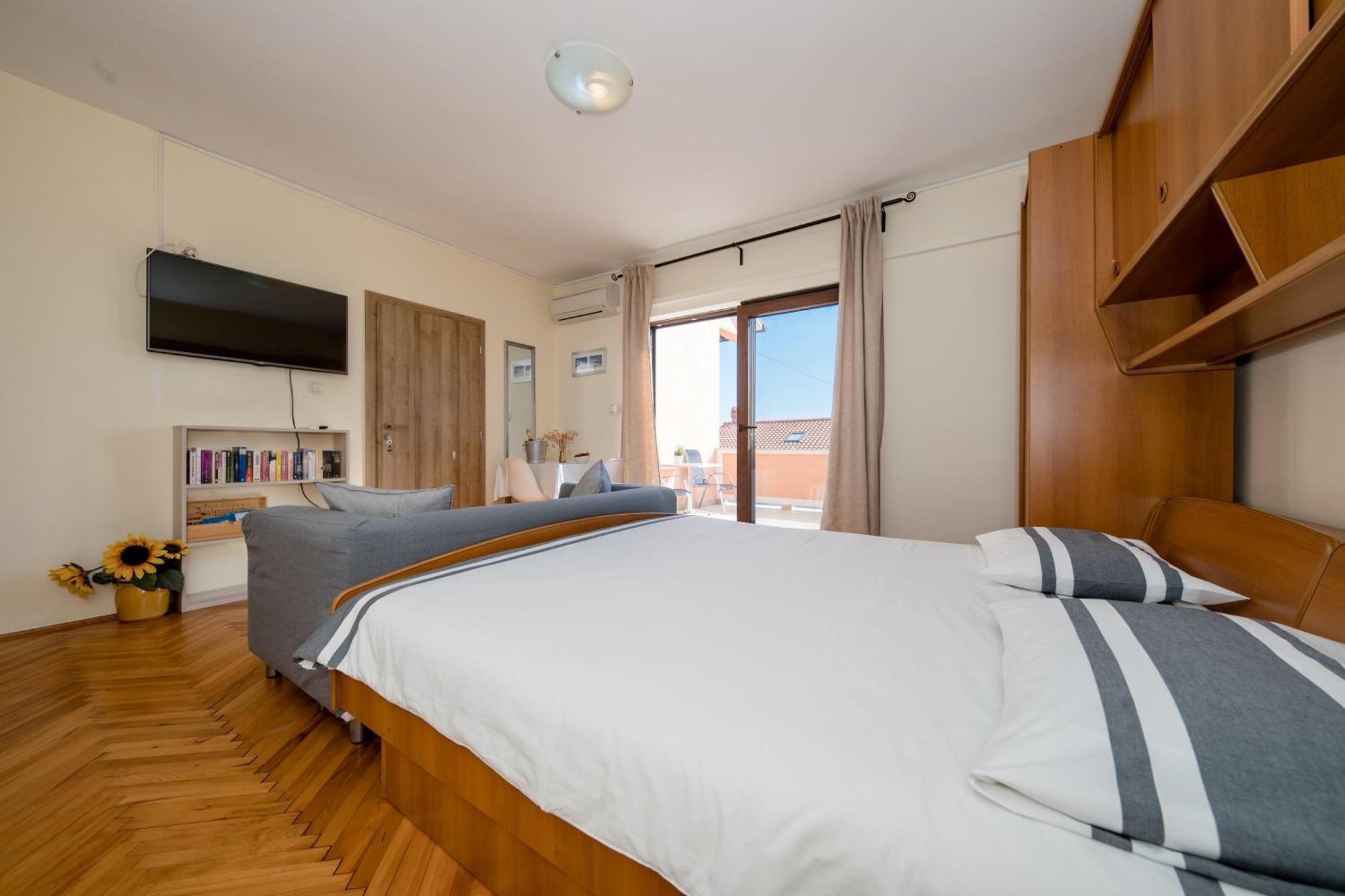 Apartments Tartuga Rab Town